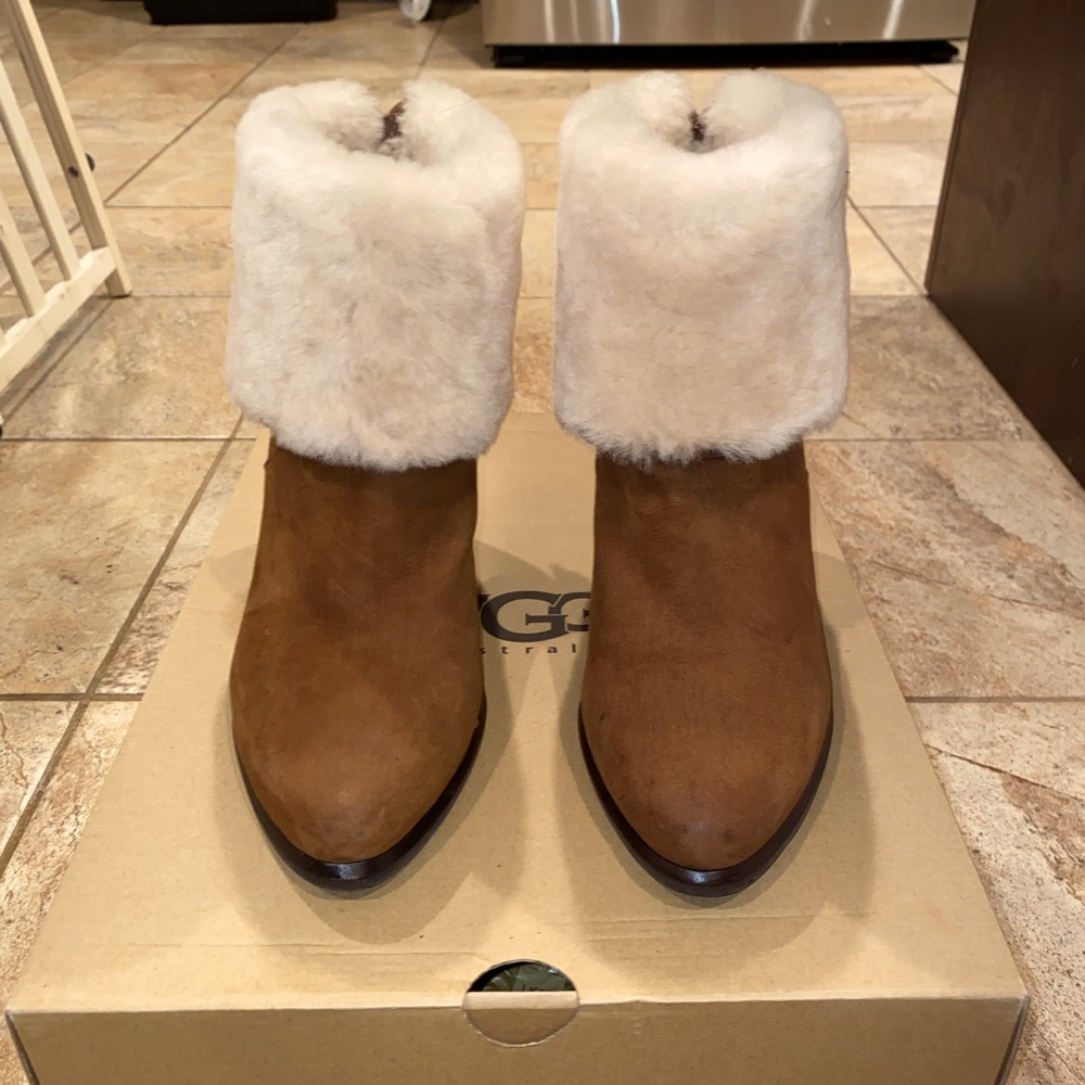 Women Ugg Bootie Size 9. Like New.